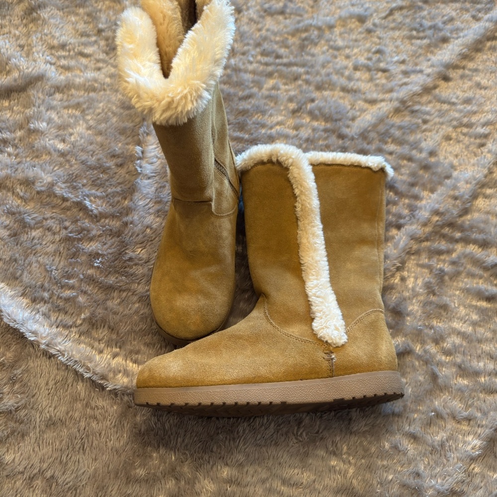Target Tan Winter Boots with White Fur Trim